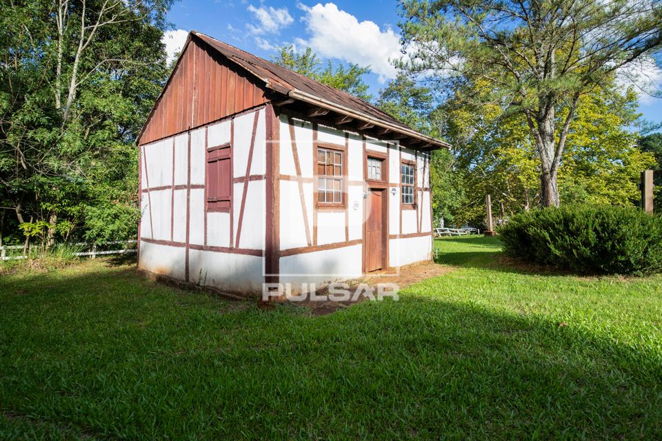 Reconstrução de pequena comunidade com casas no estilo enxaimel - imigração alemã