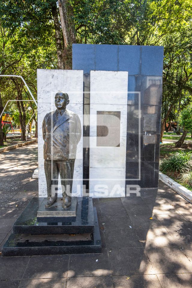 Escultura de Getúlio Vargas - obra de Rossini Rodrigues - praça XV de Novembro