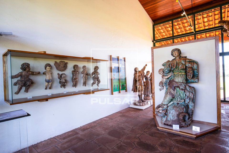 Esculturas sacras missioneiras em exposição no Museu das Missões - madeira policromada - Sítio Arqueológi