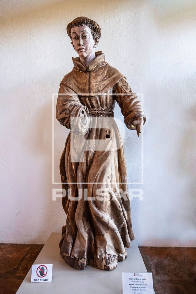 Escultura sacra missioneira em exposição no Museu das Missões - Sítio Arqueológico São Miguel Arcanjo - 