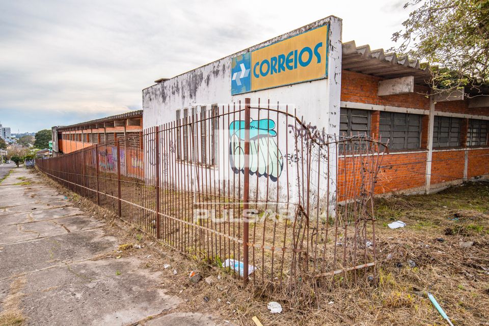 Prédio do antigo Centro de Distribuição dos Correios - imóvel pertencente à União - abandonado há anos 