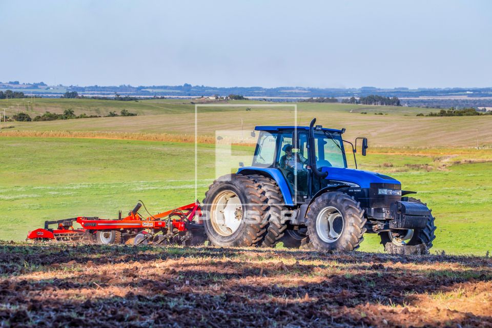 Agricultor preparando a terra 