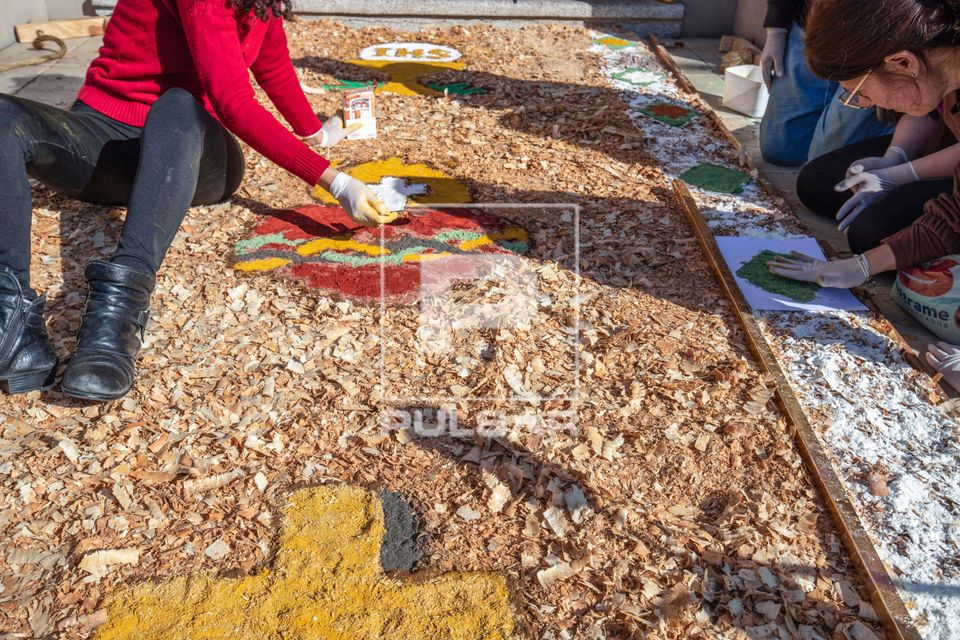 Voluntários decorando a entrada da Catedral Metropolitana Nossa Senhora da Conceição com tapetes de serrage
