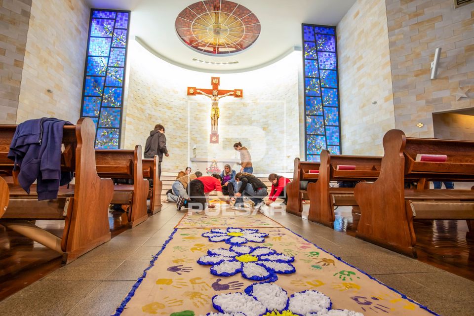 Voluntários decorando o interior da Catedral Metropolitana Nossa Senhora da Conceição com tapetes de serrag