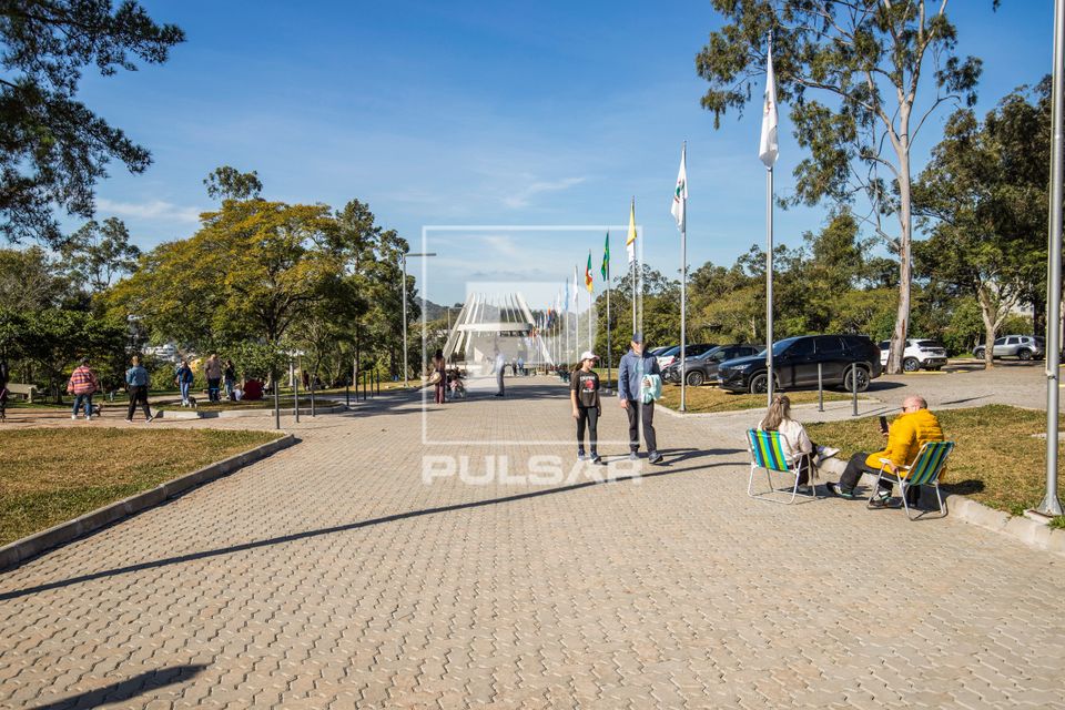 Pessoas aproveitando o dia ensolarado de inverno no Parque da Basílica da Medianeira - ao fundo o Altar Monum