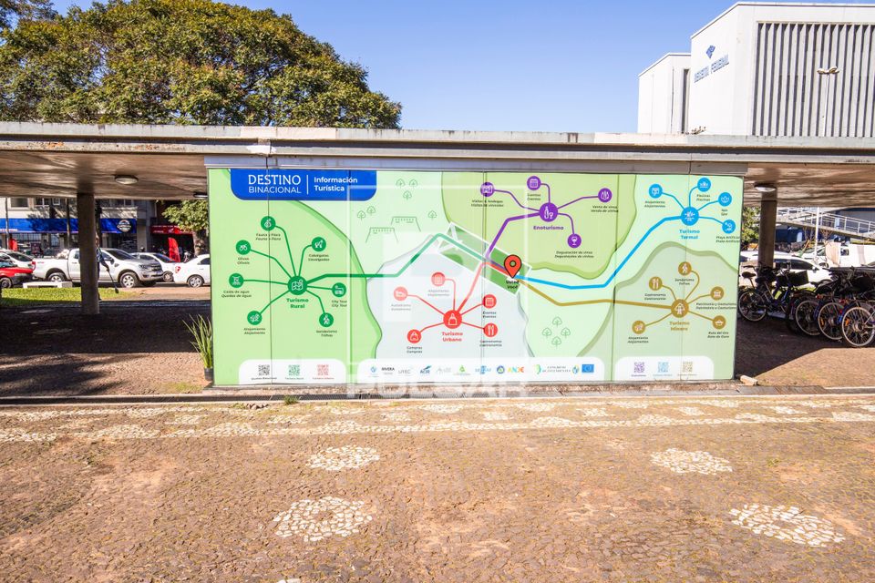 Painel informativo no Centro de Visitantes da Praça Internacional - projeto turístico Destino Binacional