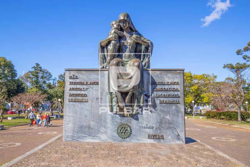 Monumento A Mãe de José Beloni no Parque Internacional - divisa entre Santana do Livramento - Brasil e River