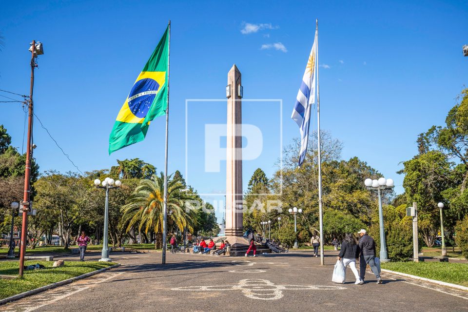 Obelisco e Bandeiras do Brasil e Uruguai na Praça Internacional - divisa entre Santana do Livramento - Brasil