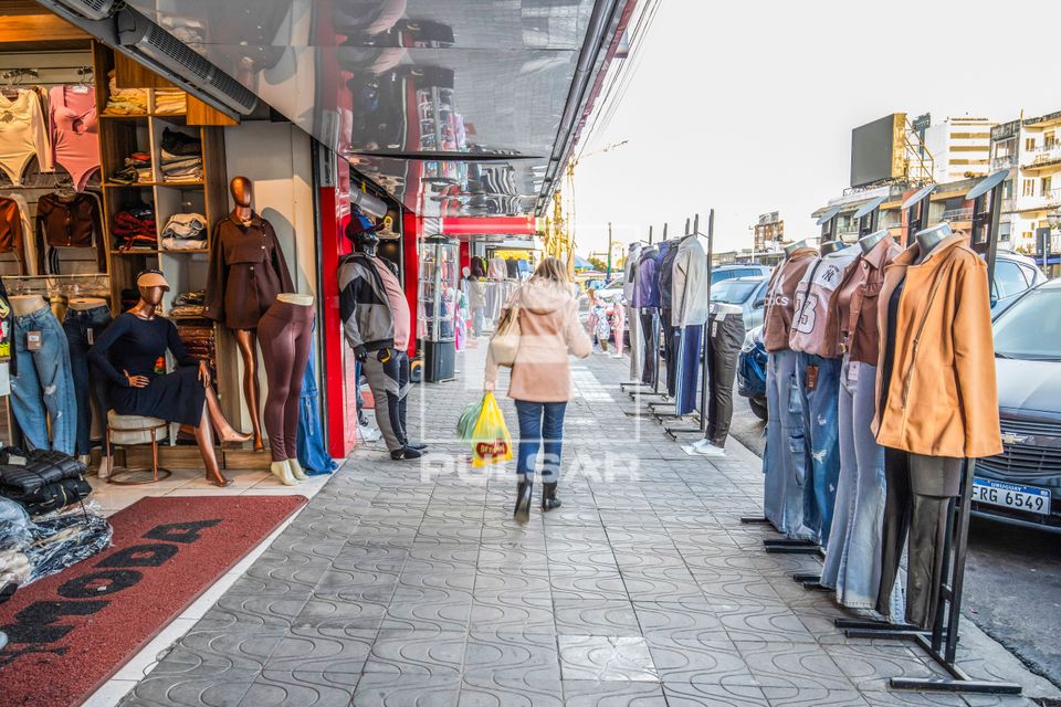 Loja de roupas na Avenida João Pessoa - região de fronteira entre Brasil e Uruguai à direita