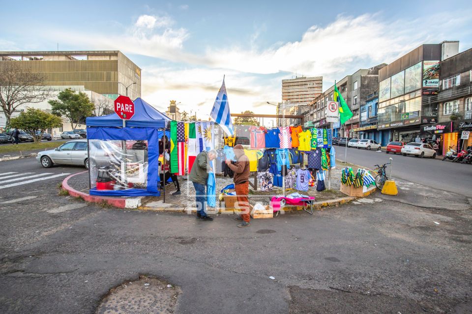 Banca de camelô na Praça Flores da Cunha - local de fronteira à esquerda Uruguai e à direta Brasil