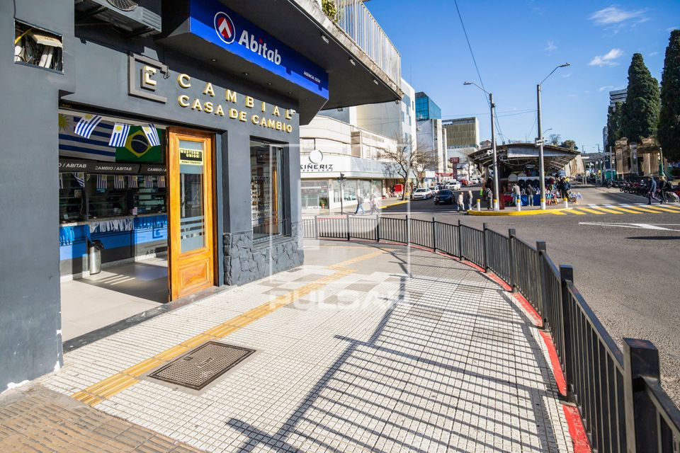Casa de câmbio na Avenida Bulevar 33 Orientales - ao fundo Free Shop e camelódromo