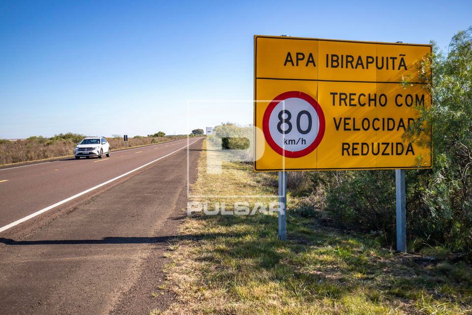 Placa de trecho com velocidade reduzida de 80 km/h na Rodovia BR-293 na Área de Proteção Ambiental do Ibira