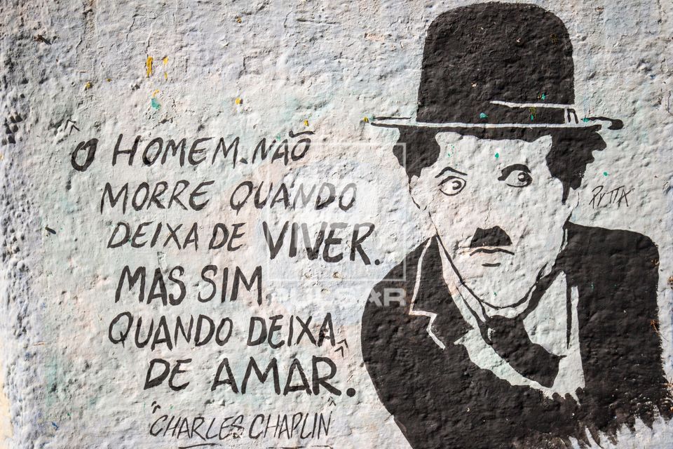 Grafite em parede - frase de Mark Twain frequentemente atribuída à Charles Chaplin