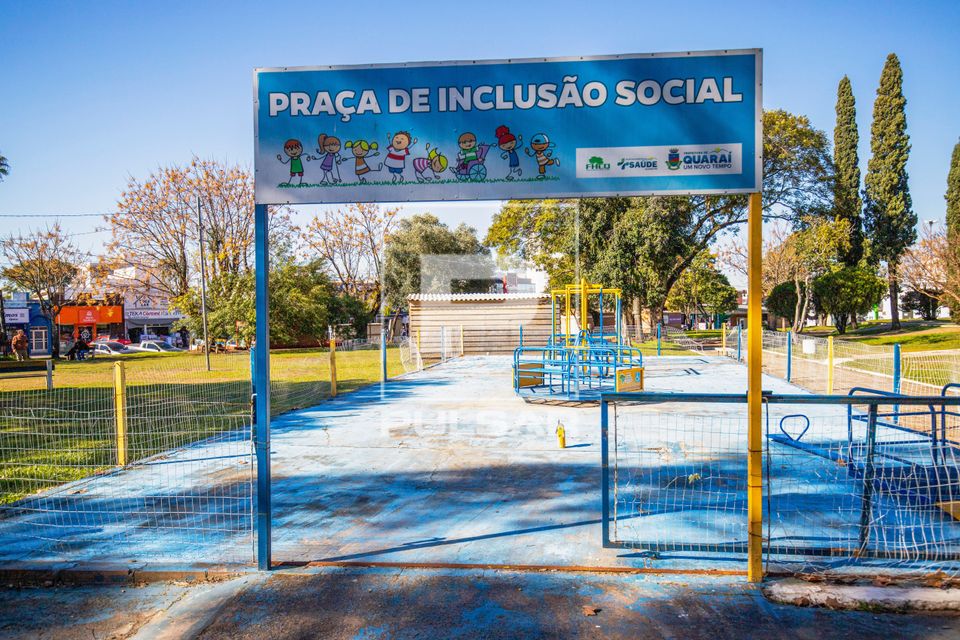 Praça de inclusão social - conta com brinquedos adaptados para uso de crianças com deficiências físicas n
