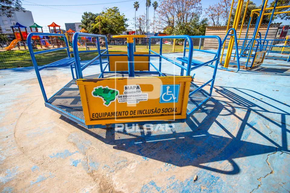 Equipamento de inclusão social na Praça de inclusão social com brinquedos adaptados para uso de crianças c