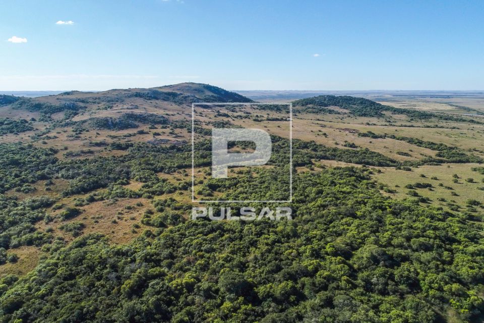 Vista de drone do Cerro do Jarau - cadeia de morros no pampa gaúcho