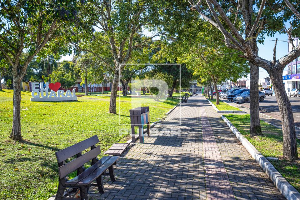 Passeio público e à esquerda letreiro Eu Amo Quaraí na Praça General Osório 