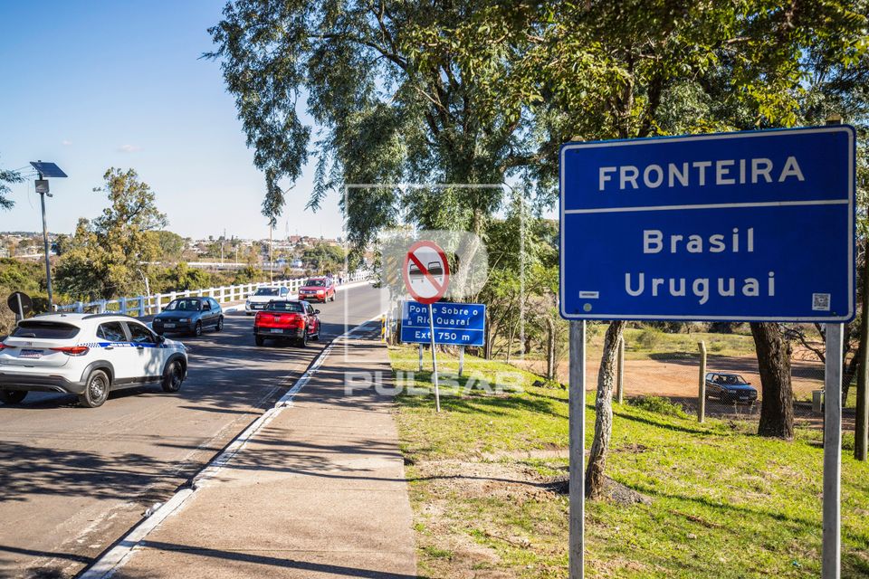 Placa da fronteira entre de Brasil e Uruguai na Ponte Internacional da Concórdia - conhecida por Ponte Quara�