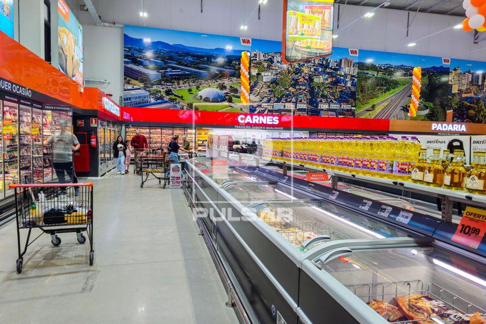 Pessoas em supermercado atacadista 