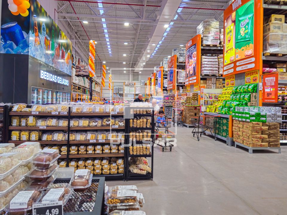 Vista interna de supermercado atacadista 