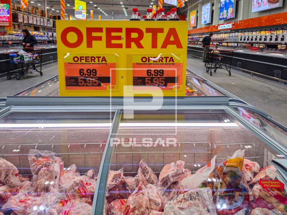 Oferta de coxa e sobrecoxa em supermercado atacadista 