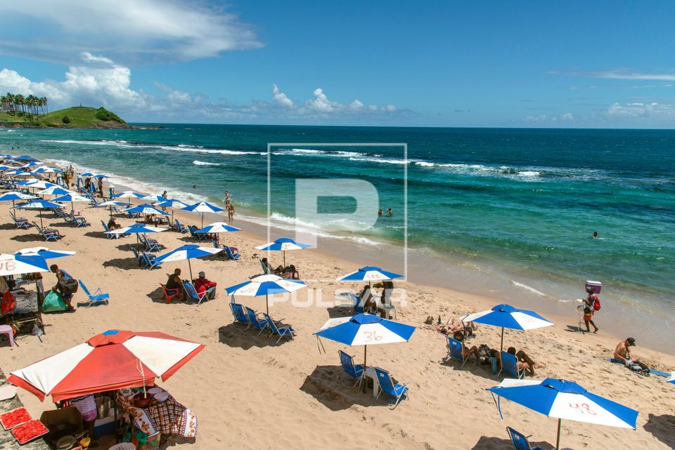 Pessoas na Praia do Farol da Barra 