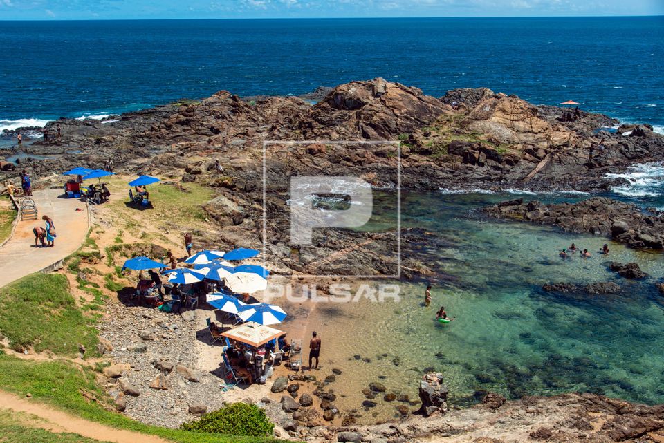 Banhistas nas piscinas naturais na Ponta de Santo Antonio - praia conhecida como Buraco da Sereia