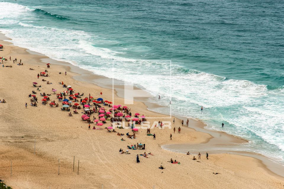 Pessoas na Praia de Ipanema em dia nublado