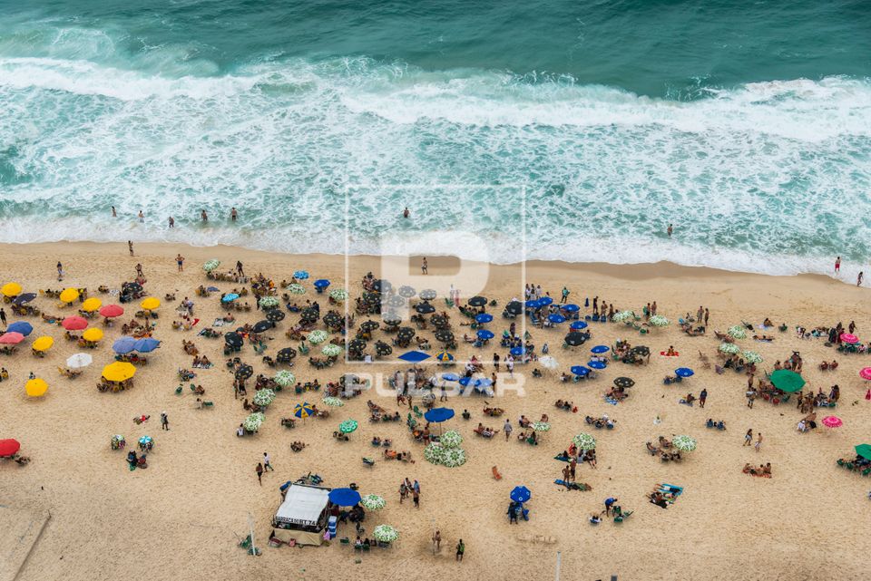 Pessoas na Praia de Ipanema em dia nublado