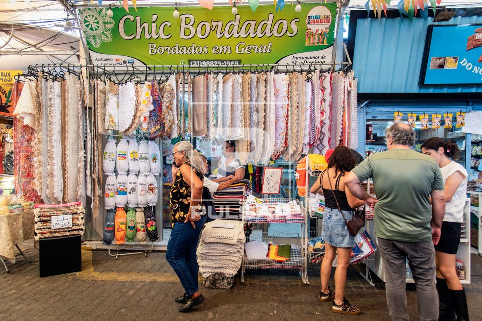 Produtos bordados à venda no Centro Municipal Luiz Gonzaga de Tradições Nordestinas - Feira de São Cristó