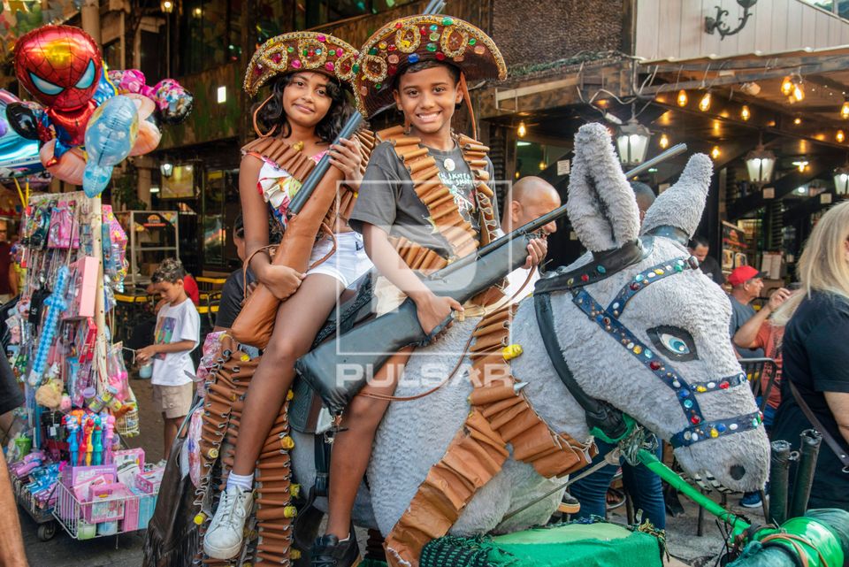 Crianças fantasiadas de Lampião e Maria Bonita no Centro Municipal Luiz Gonzaga de Tradições Nordestinas -