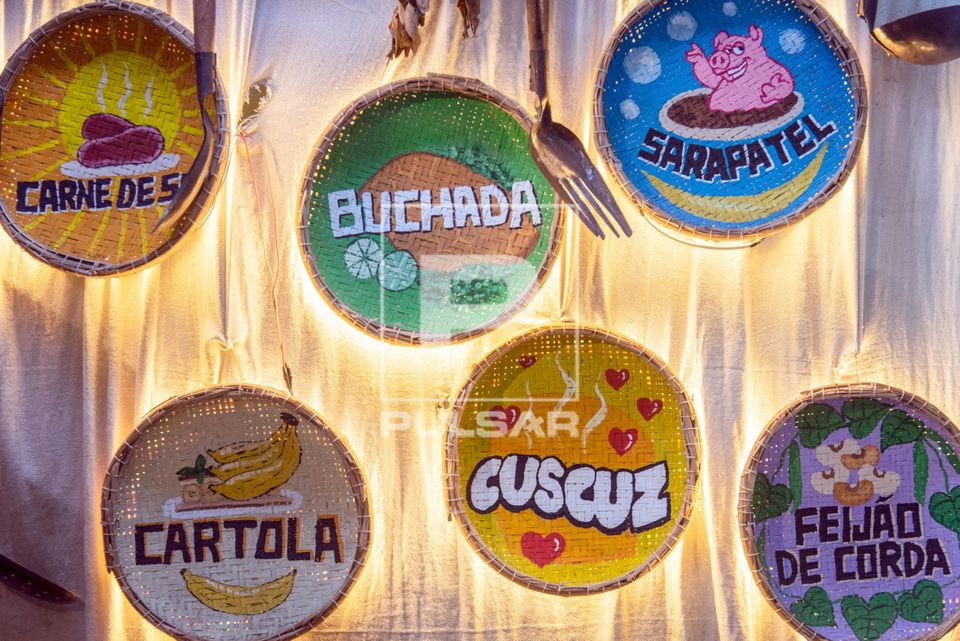 Cestaria com nomes de pratos nordestinos à venda no Centro Municipal Luiz Gonzaga de Tradições Nordestinas 