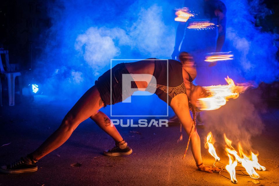 Apresentação do circo indígena da Trupe Caiure durante o evento Abril Indígena 2026 na aldeia urbana multi
