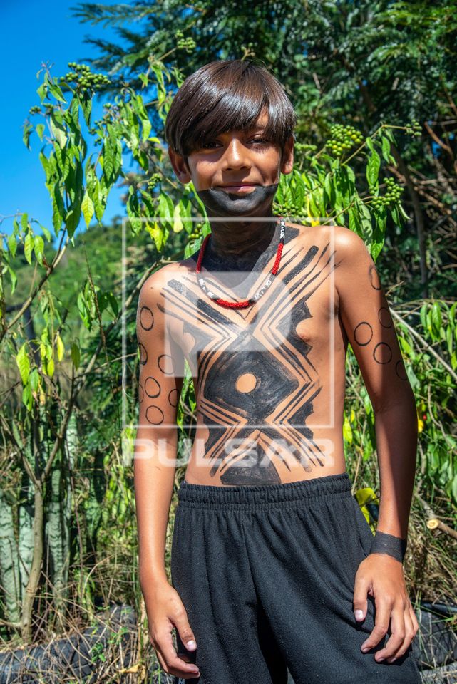 Menino indígena Guarani com pintura corporal na Aldeia Mata Verde Bonita ou Tekoa Ka'Aguy Ovy Porã