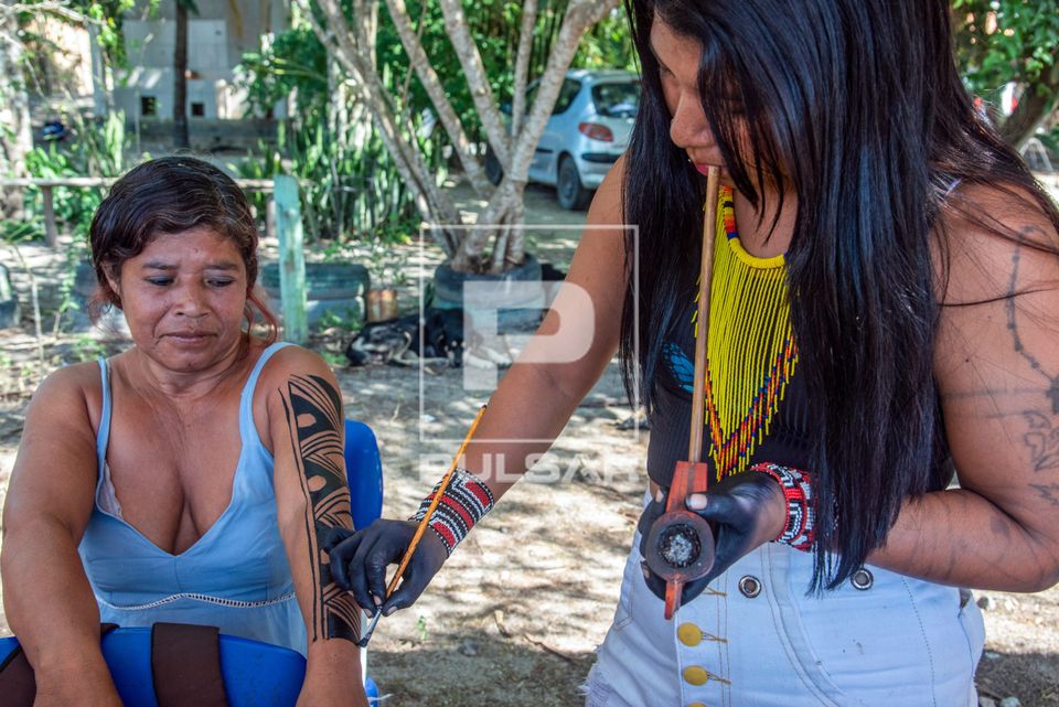Mulheres indígenas da etnia Guarani fazendo pintura corporal na Aldeia Mata Verde Bonita ou Tekoa Ka'Aguy Ovy