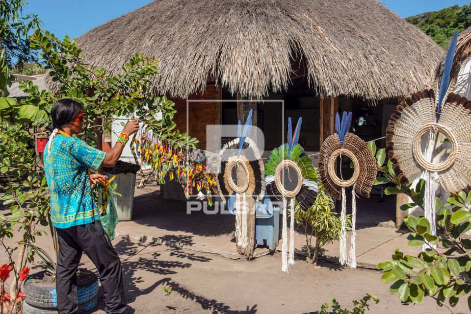 Indígena da etnia Fulni-ô  vendendo artesanato durante o evento Maricá Indígena 2026 na Aldeia Mata Verde 