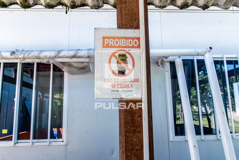 Cartaz de proibido o uso de celular na Escola Municipal Indígena Guarani Para Potynhe' Ê Já na Aldeia Mata 
