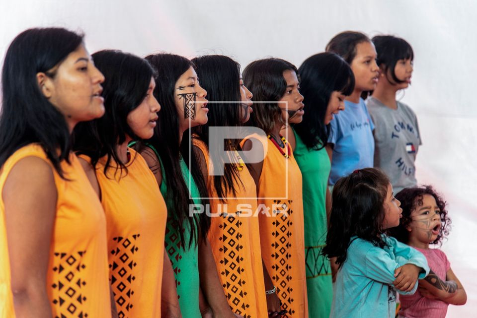 Indígenas no ensaio do Coral Guarani Para Poty durante evento na Aldeia Mata Verde Bonita ou Tekoa Ka'Aguy Ov