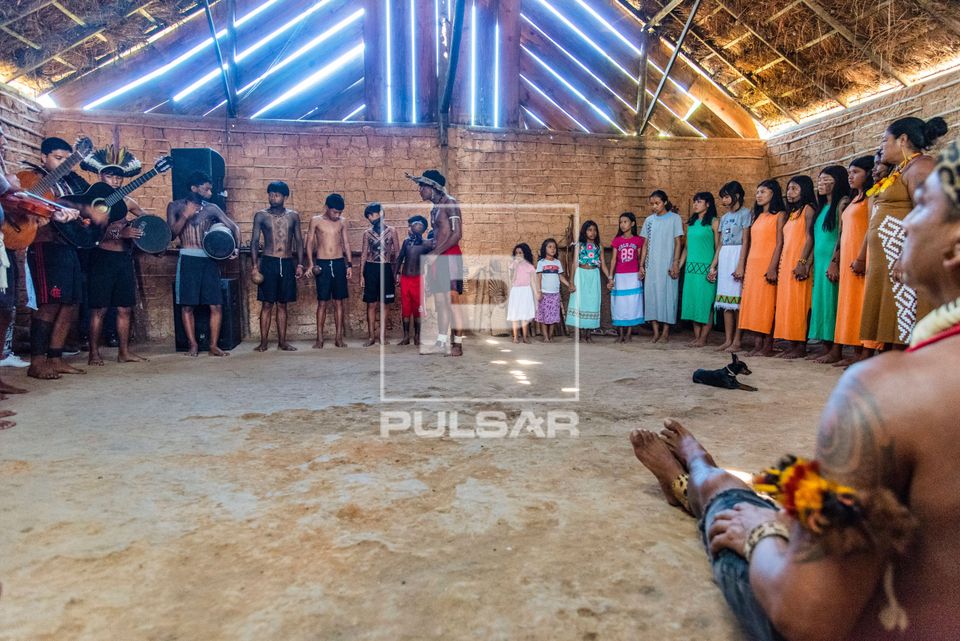 Cacique Tupa Guarani observa ritual com a participação do Coral Guarani Para Poty durante abertura do evento