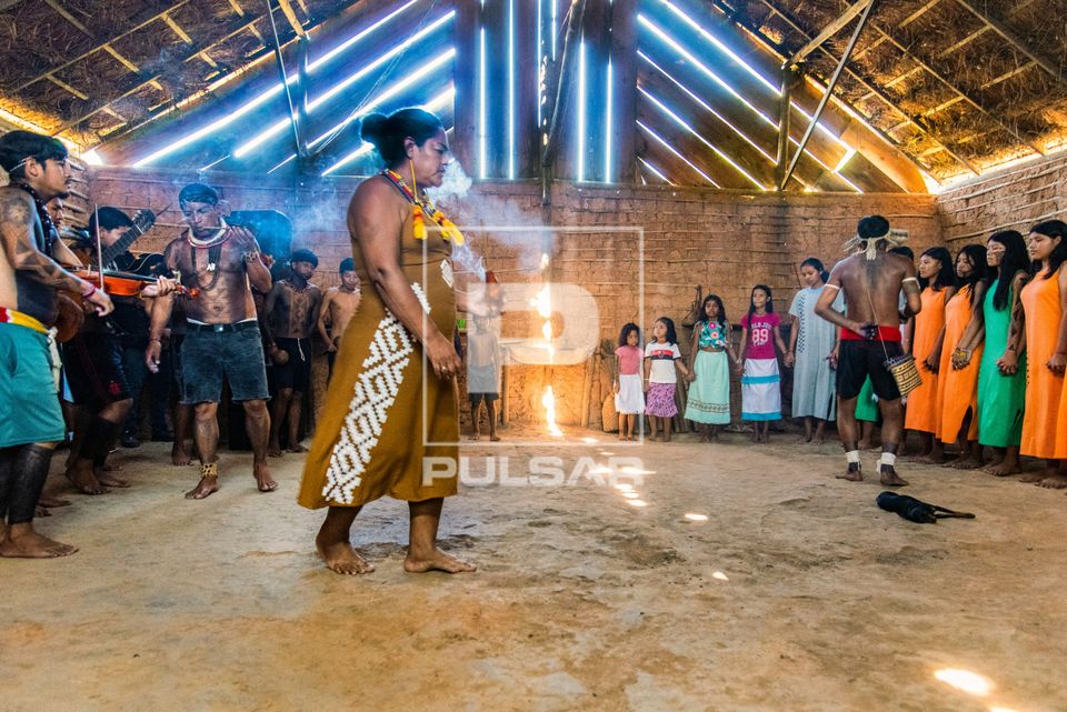 Cacique Tupa Guarani e cacica Jurema no ritual na casa de reza durante abertura do evento Marica Indígena 202