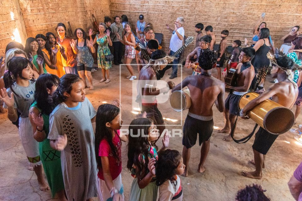Ritual - dança do pássaro Tangara com o coral Guarani Para Poty na casa de reza na abertura do evento Maric�