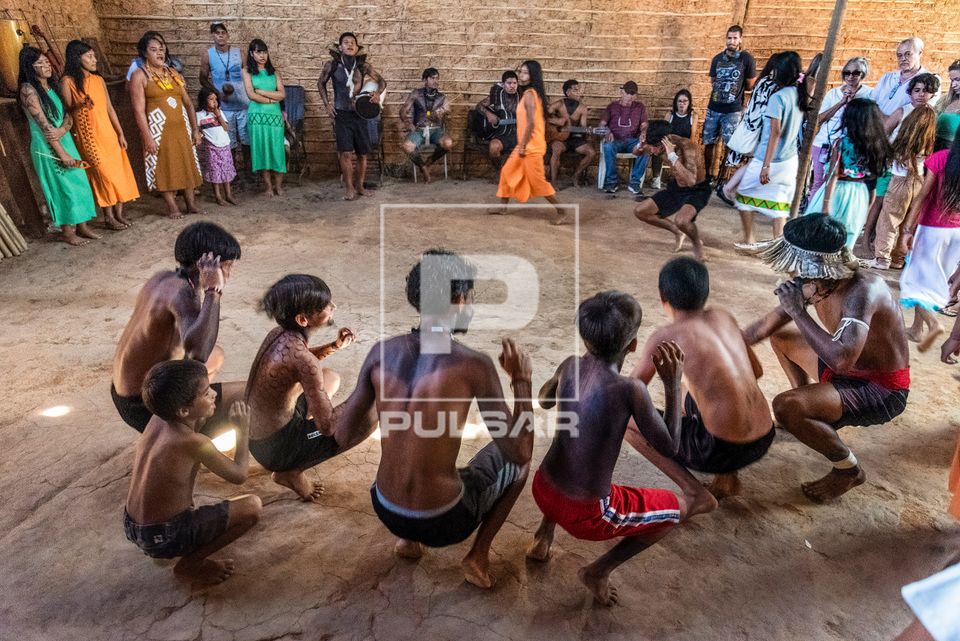 Xondaro - ritual que prepara os guerreiros da cultura Guarani na casa de reza durante o evento Maricá Indíge