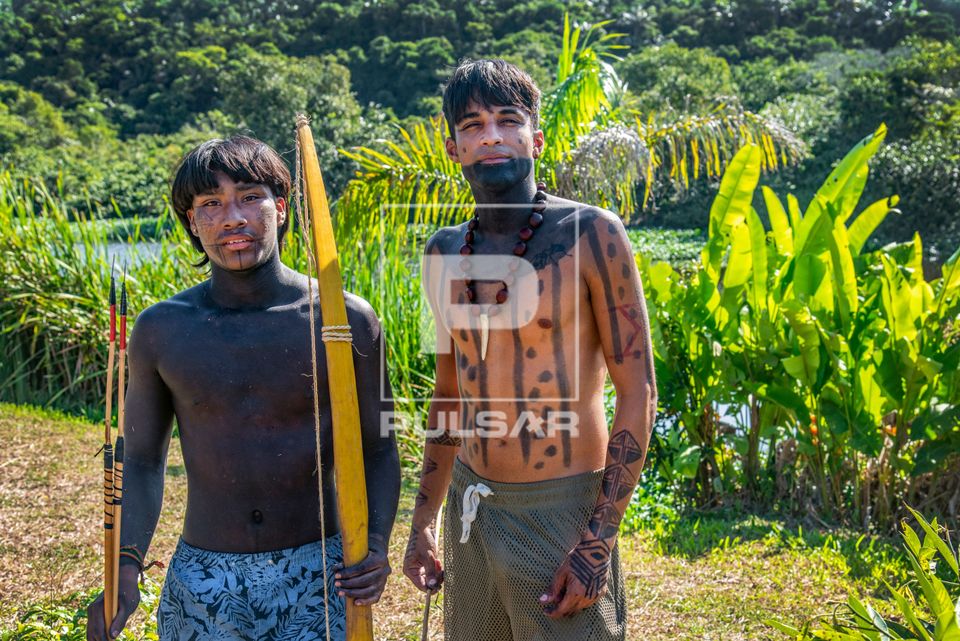 Jovens indígenas - Francisco Bare e Kandu Puri - artistas do ramo musical na Aldeia Mata Verde Bonita ou Teko