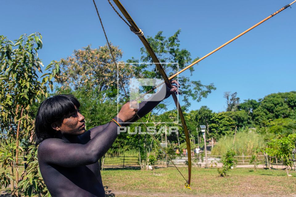 Jovem indígena Bare com arco e flecha na Aldeia Mata Verde Bonita ou Tekoa Ka'Aguy Ovy Porã da etnia Guarani