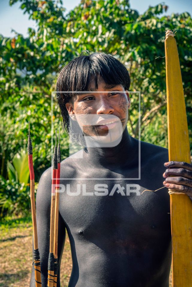Retrato de jovem indígena Bare com arco e flecha na Aldeia Mata Verde Bonita ou Tekoa Ka'Aguy Ovy Porã da et