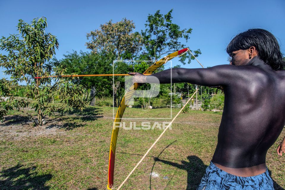 Oficina de arco e flecha com indígena Bare durante evento Maricá Indígena 2026 na Aldeia Mata Verde Bonita 