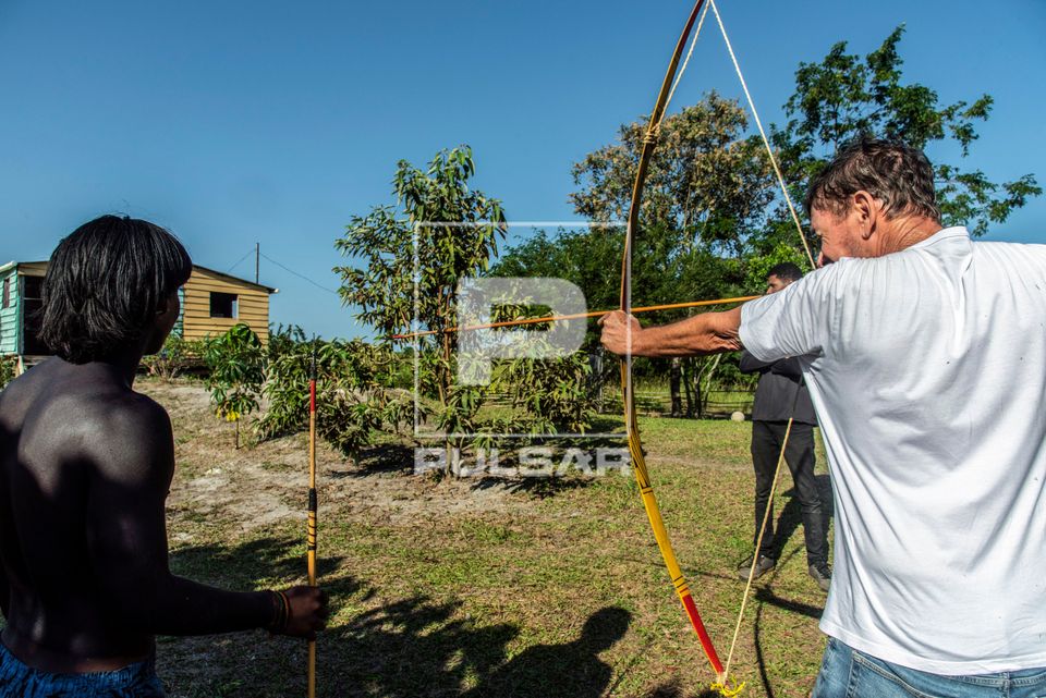 Oficina de arco e flecha com indígena Bare durante evento Maricá Indígena 2026 na Aldeia Mata Verde Bonita 