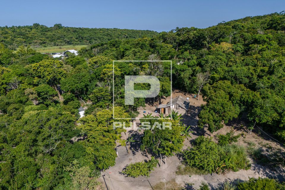 Vista de drone de casas indígenas da etnia Guarani Mbya na Aldeia Mata Verde Bonita - Tekoa Ka'Aguy Ovy Porã