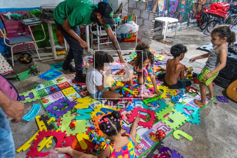 Crianças da Comunidade do Complexo do Alemão - Juramentinho brincam com brinquedos na brinquedoteca durante 