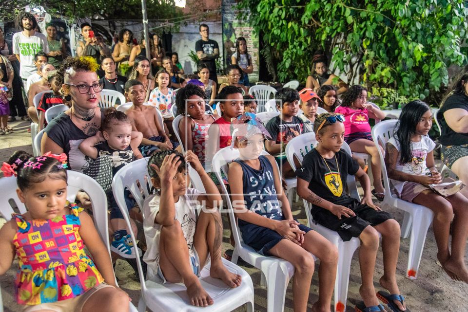 Crianças indígenas e da Comunidade do Alemão assistem apresentação do circo indígena da Trupe Caiure dur